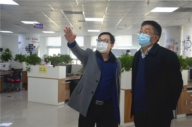 中共安陽(yáng)市委統(tǒng)戰(zhàn)部副部長(zhǎng)、市工商聯(lián)黨組書(shū)記郭洪俠一行調(diào)研安陽(yáng)青峰防疫工作和復(fù)工復(fù)產(chǎn)情況