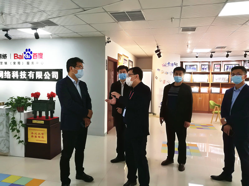 安陽市商務局副局長張躍勇，攜同天津伍創(chuàng)電子商務有限公司李富民一行蒞臨安陽青峰網(wǎng)絡參觀指導！！